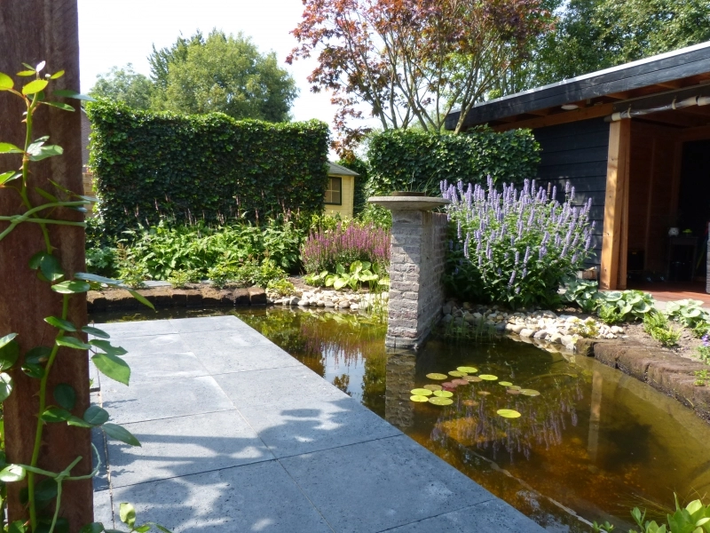 Prachtige tuin met vijver in Doetinchem