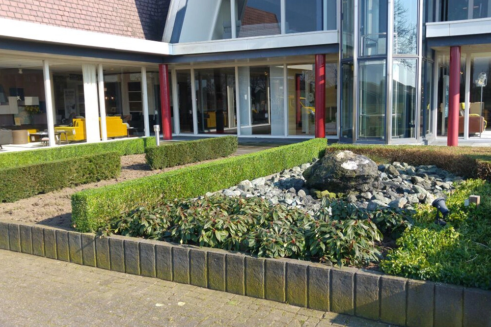 Strakke tuin die perfect past bij Bulsink Interieurs