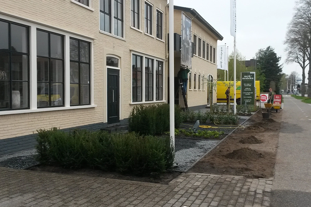 Groenblijvende tuin voor Meek’s Meubelen