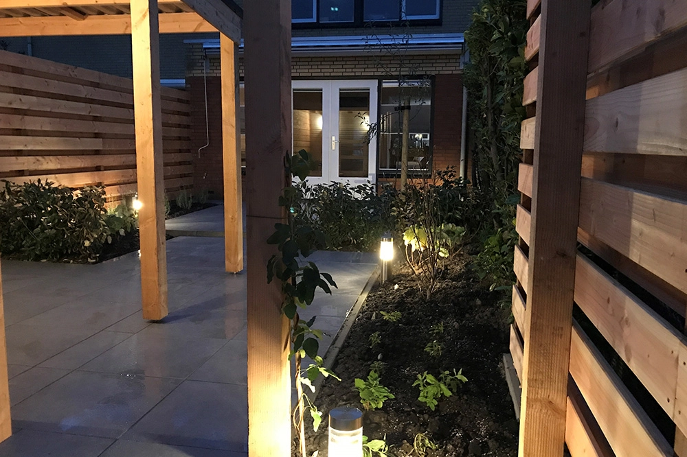 Knusse tuin met overkapping en verlichtingsplan