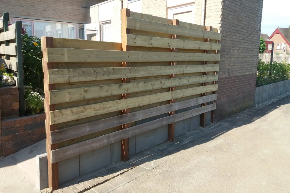 Nieuwe bestrating, schutting met hergebruikt hout én meer privacy