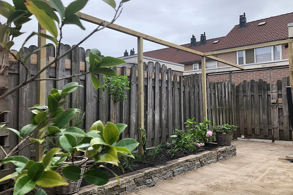 Onderhoudsvriendelijke tuin met bestaande materialen midden in woonwijk