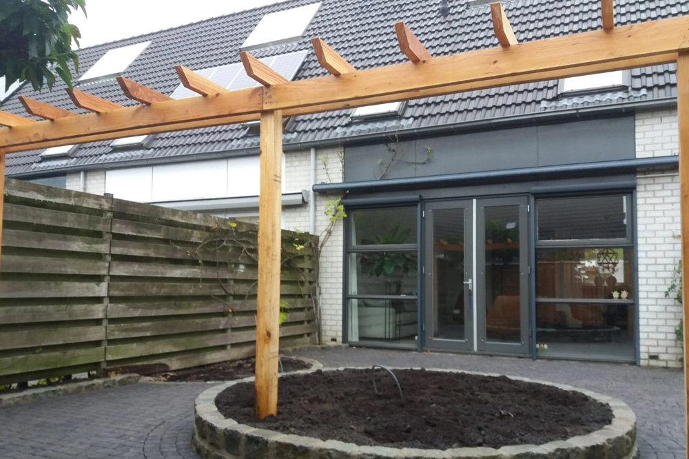 Achtertuin met speelse, natuurlijke lijnen en gemetselde kinderkoppen