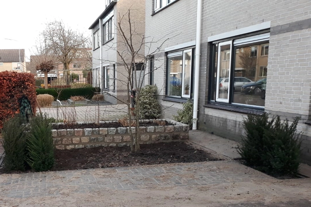 Voortuin afgestemd op achtertuin en aangepast aan nieuwe situatie