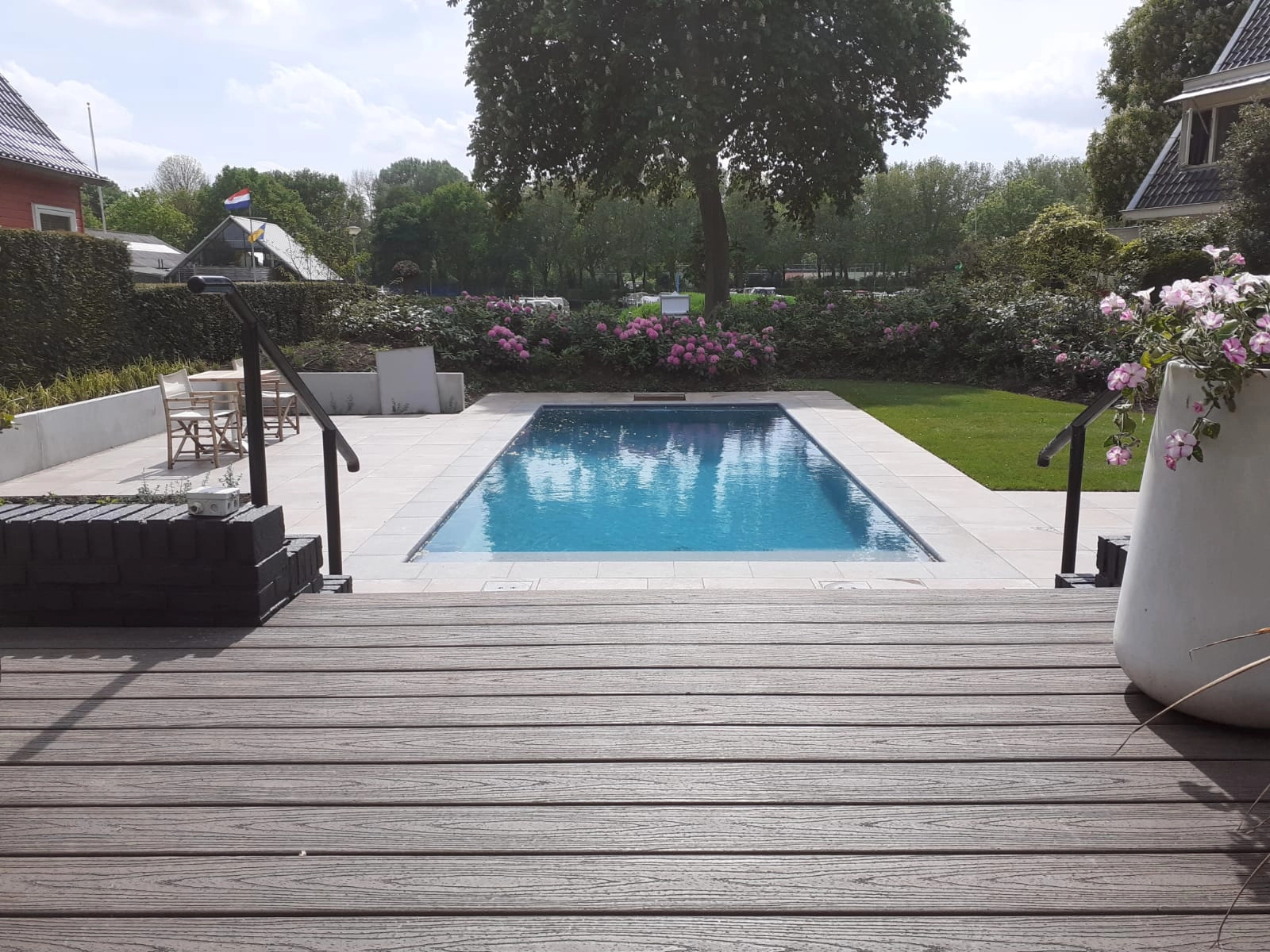 Een zwembad in de tuin