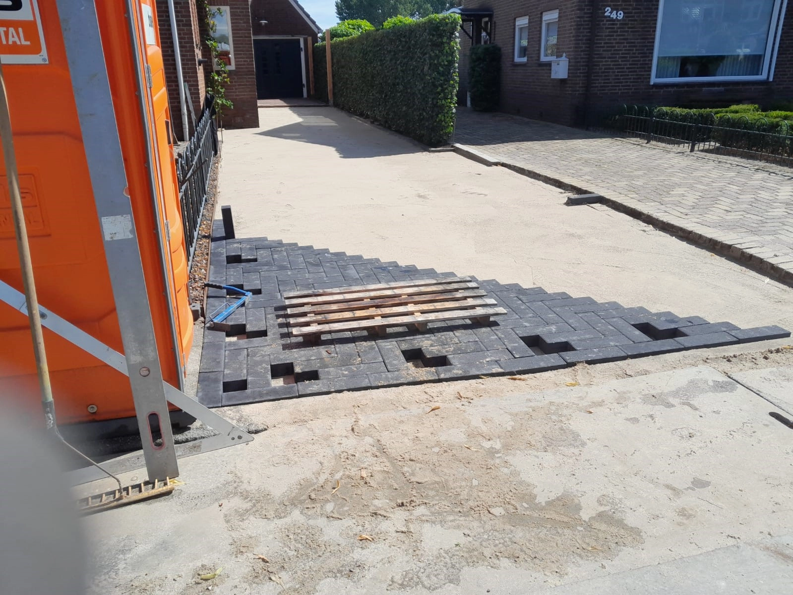 Terras en oprit aangepakt in Gaanderen