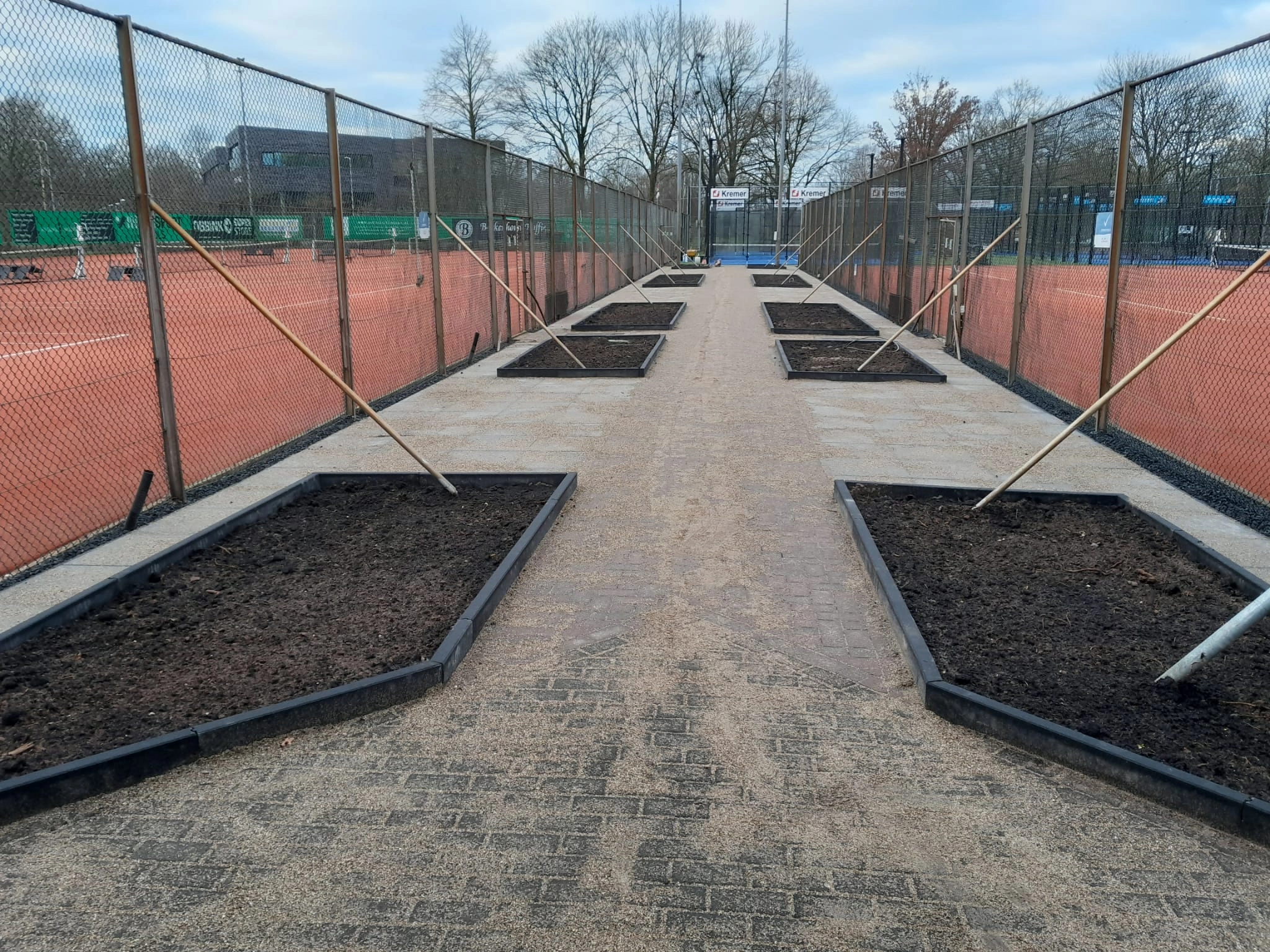 Tennisbanen in Doetinchem voorzien van nieuw middenpad